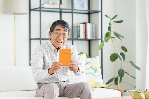 年金手帳を持つシニアの男性 年金手帳を持つシニアの男性 年金,シニア,年金生活の写真素材