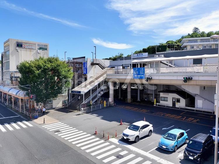 京浜急行線　追浜駅東口の駅舎 追浜駅,駅舎,駅前の写真素材
