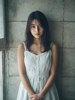 白いワンピース姿の女性 白いワンピース姿の女性の写真