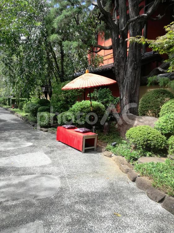 唐傘と縁台のある小路 唐傘,縁台,小路の写真素材