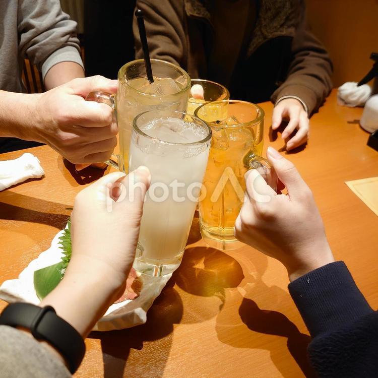 家族飲みの乾杯シーン イメージ - No: 33498590｜写真素材なら「写真AC」無料（フリー）ダウンロードOK