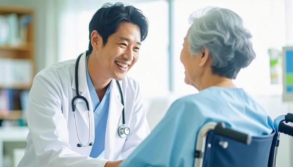 高齢の患者に優しく語り掛ける男性医師 高齢の患者に優しく語り掛ける男性医師の写真
