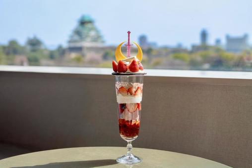 春限定いちごパフェ・大阪城を背景に 春限定いちごパフェ・大阪城を背景に いちご,パフェ,大阪城の写真素材