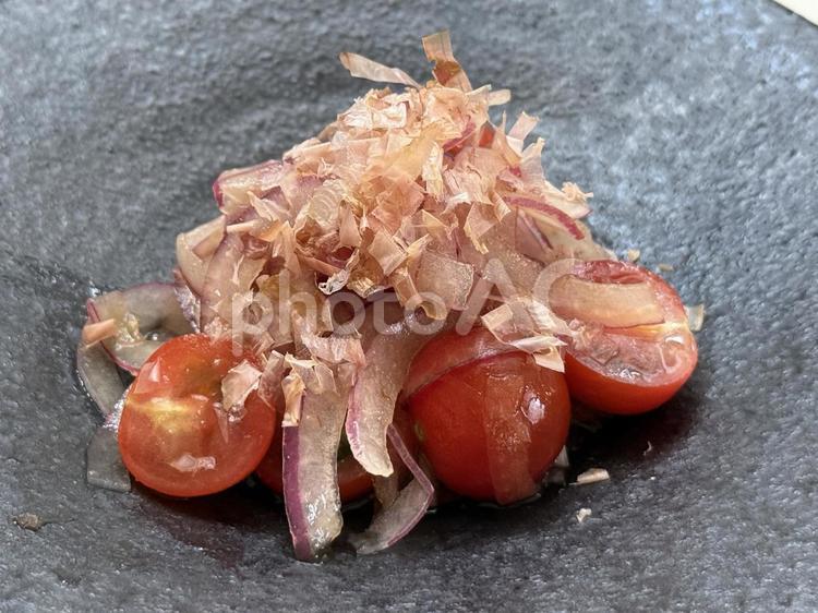 赤玉ねぎとトマトのサラダ ミニトマト,トマト,赤玉ねぎの写真素材