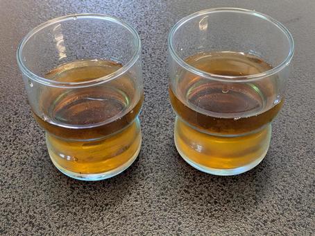 冷たい麦茶が入った2つのグラス 冷たい麦茶が入った2つのグラス 麦茶,ガラスタンブラー,コップの写真素材