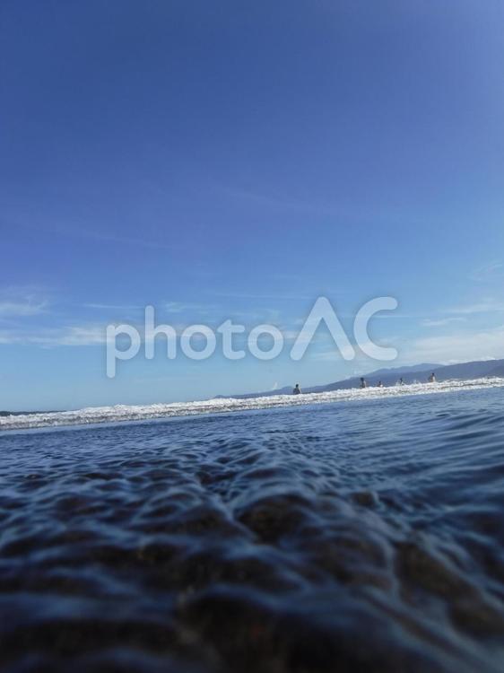 波打ち際のローアングル 波,波打ち際,海水の写真素材