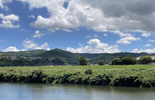 空と山と川の写真