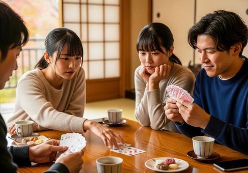 若者が和室でカードゲームを楽しむ様子 若者が和室でカードゲームを楽しむ様子の写真
