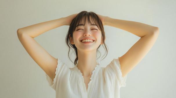 笑顔で両手を上げる女性の写真