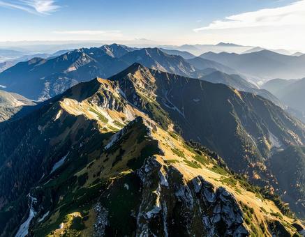 山 ドローン 山 ドローンの写真