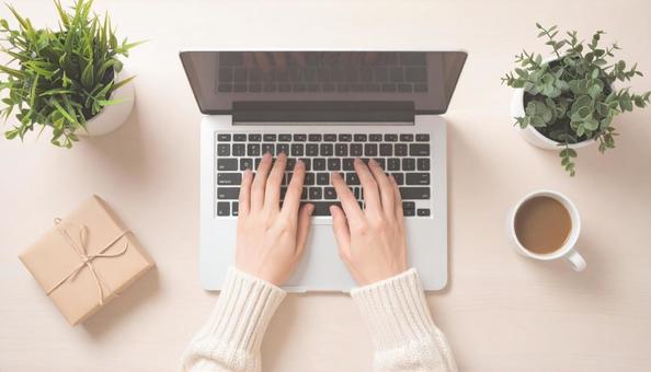 ノートパソコンで作業する女性の手 ノートパソコンで作業する女性の手の写真