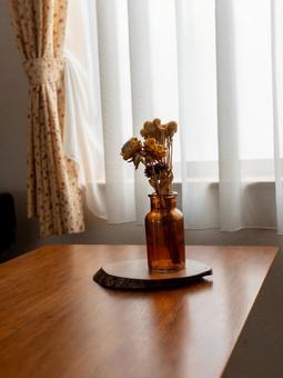 机の上の一輪挿し 一輪挿し,ドライフラワー,インテリアの写真素材