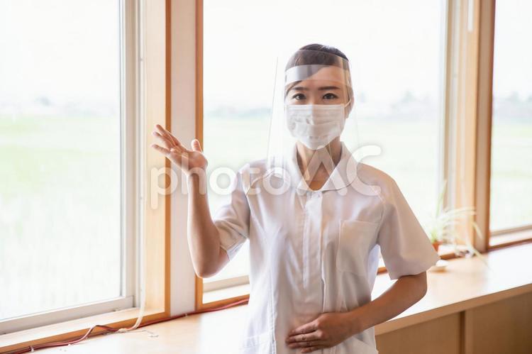 フェイスシールドをする看護師 マスク,看護師,フェイスシールドの写真素材