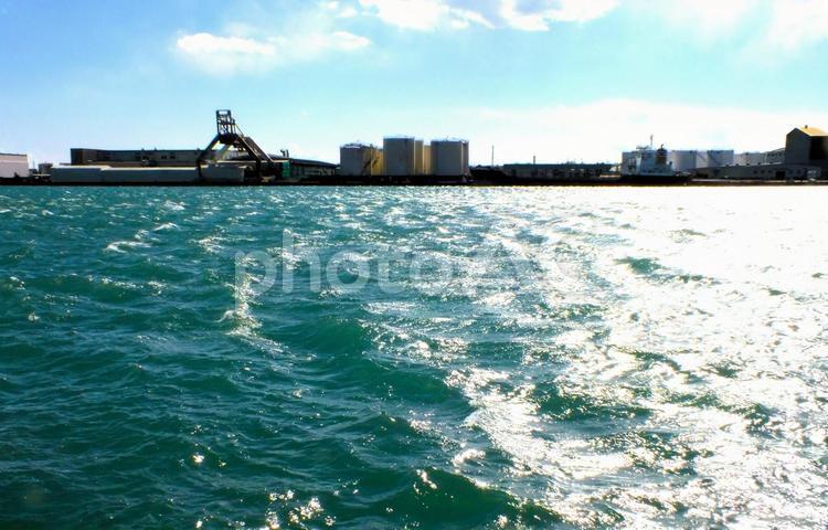 波が高い港から見える建物 波,港,港湾の写真素材