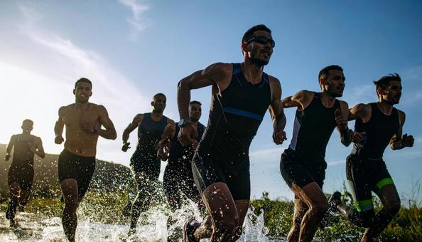トライアスロン 一斉に水に飛び込む選手 トライアスロン 一斉に水に飛び込む選手の写真