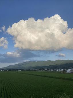 夏の空と雲と山と田んぼ 夏の空と雲と山と田んぼの写真