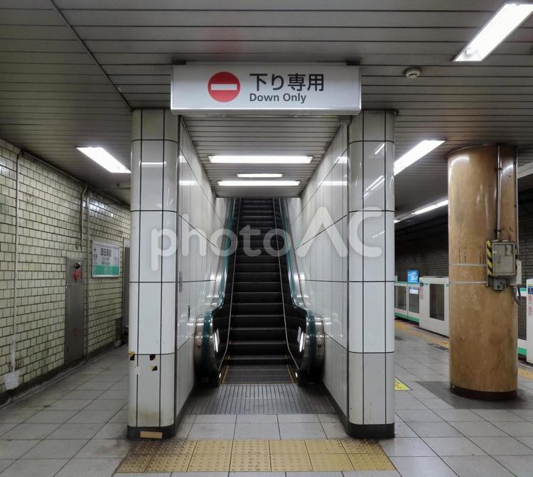 西日暮里駅　下りエスカレーター エスカレーター,西日暮里駅,地下鉄の写真素材