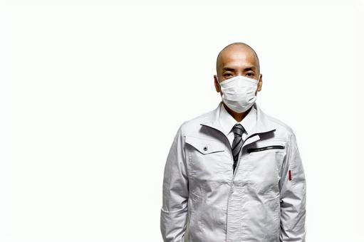 感染対策のマスクをする作業着の中年男性 マスク,ビジネス,男性の写真素材