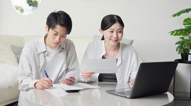 買い物の明細を確認するアジア人カップル 明細,確認,男性の写真素材