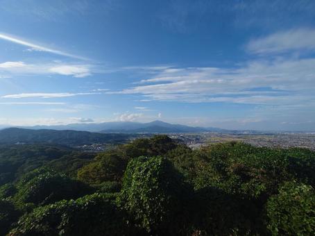湘南平から眺める湘南の街並みと山の写真