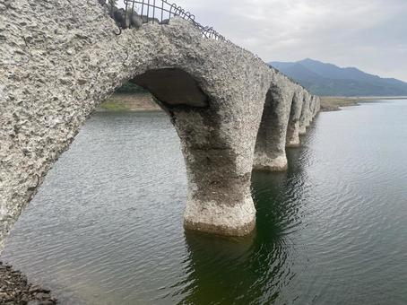 間近で見るタウシュベツ川橋梁 間近で見るタウシュベツ川橋梁の写真