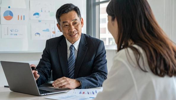商談をする日本人ビジネスマン 商談をする日本人ビジネスマンの写真