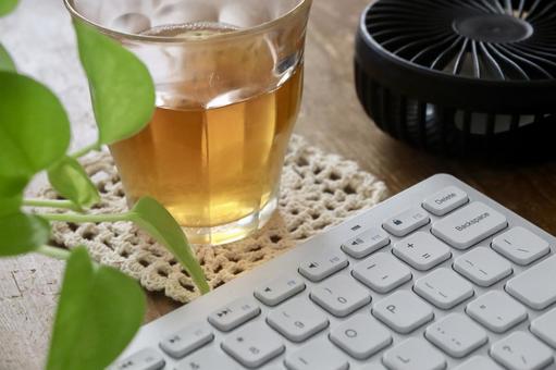 キーボードとお茶 デスクワークイメージ キーボードとお茶 デスクワークイメージ デスクワーク,ワークスペース,パソコンの写真素材
