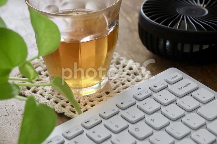 キーボードとお茶　デスクワークイメージ デスクワーク,ワークスペース,パソコンの写真素材