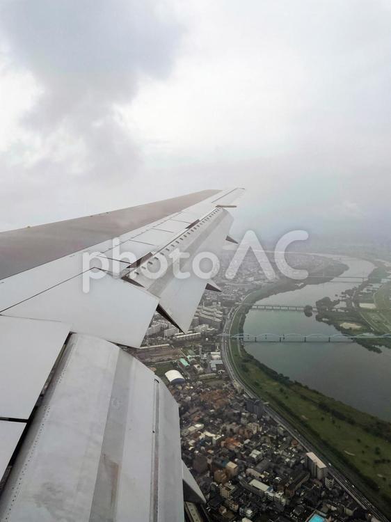 伊丹空港着陸前の主翼 飛行機,航空機,翼の写真素材