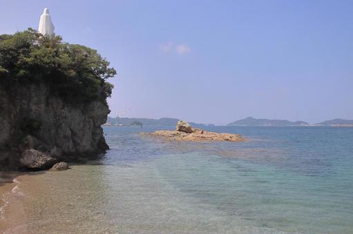 神の島の岬のマリア像の下の砂浜 神の島の岬のマリア像の下の砂浜の写真
