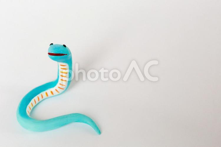 お腹に黄色の横線のスカイブルーの蛇と余白 蛇,クレイアート,動物の写真素材