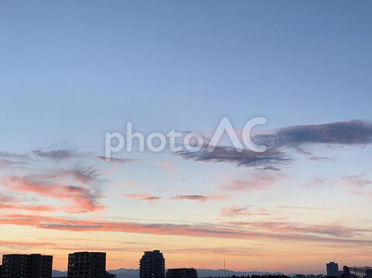 夕焼けと街と山 夕焼け,夕焼け空,夕暮れの写真素材