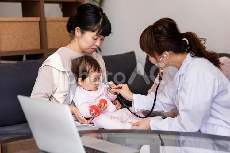 医者と親子 医者,赤ちゃん,乳幼児健診の写真素材