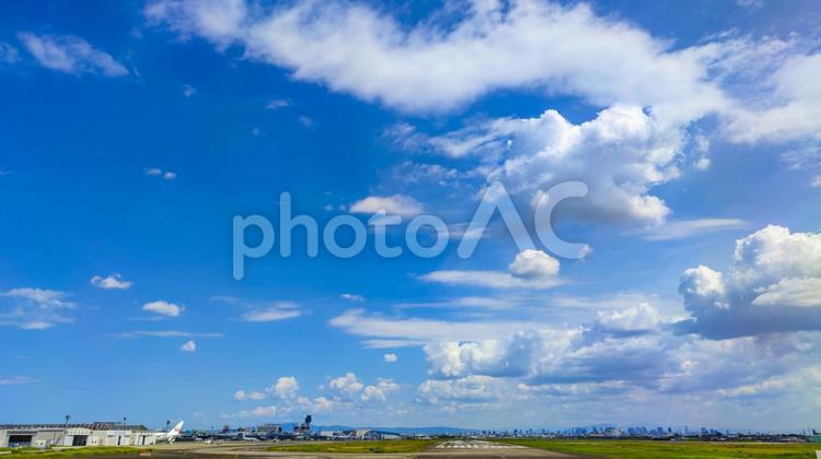 青空と滑走路 大空,青空,空の写真素材