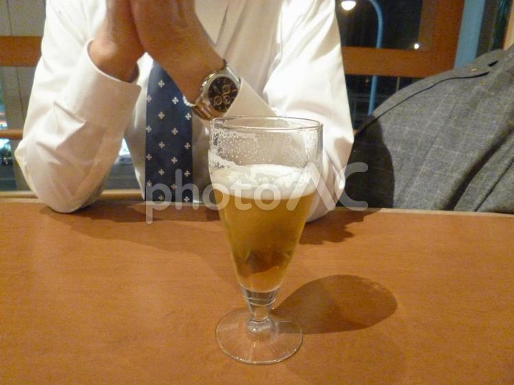 会社帰りに一杯 のんびり,サラリーマン,テーブルの写真素材