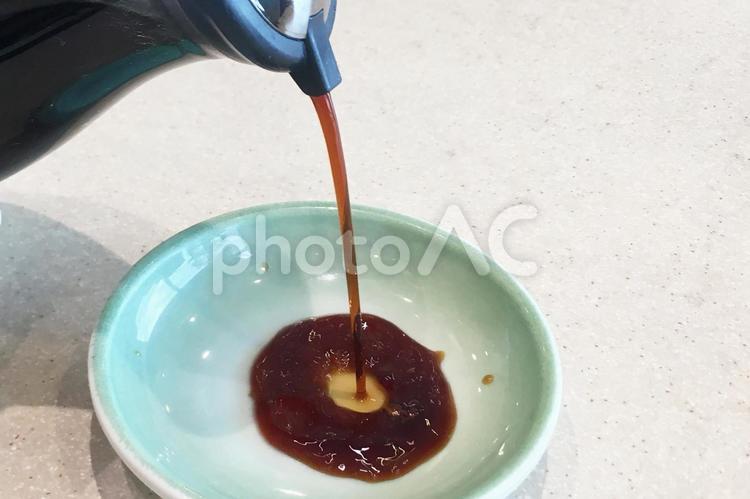 醤油を注ぐ 醤油,皿,食器の写真素材