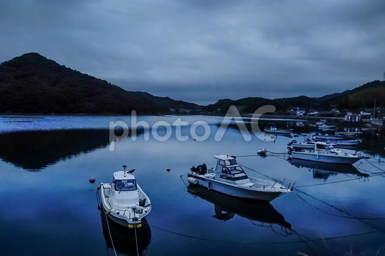 ＜五島の風景＞夜明けの海と漁船 漁業,船,漁船の写真素材