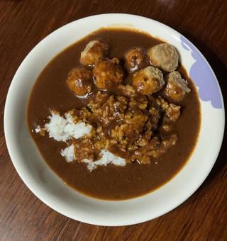 政府備蓄米ご飯にレトルトカレーと肉団子 政府備蓄米ご飯にレトルトカレーと肉団子の写真