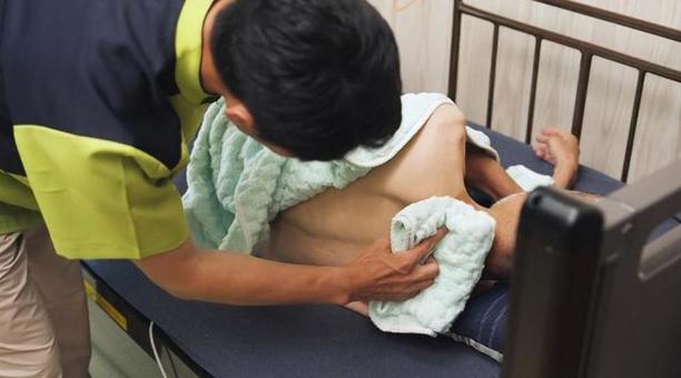 高齢者の清拭を行うアジア人介護士 高齢者の清拭を行うアジア人介護士 介護士,高齢者,清拭の写真素材