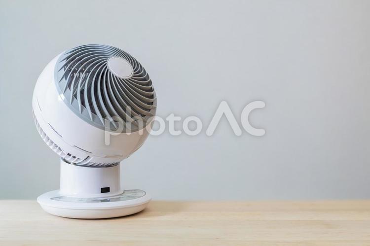 机の上に置かれたサーキュレーター サーキュレーター,ファン,送風の写真素材