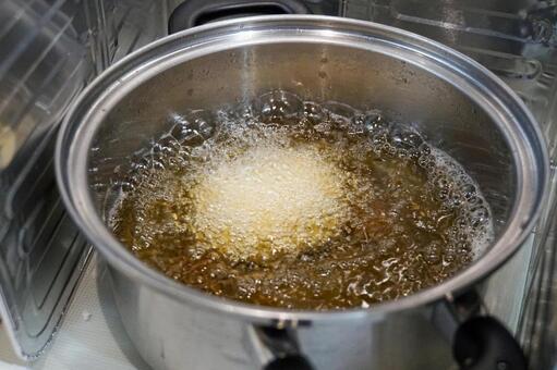 ステンレス鍋で作る揚げ物 油,鍋,泡の写真素材