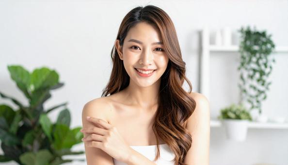 化粧水・美容液・乳液を塗る日本人女性 化粧水・美容液・乳液を塗る日本人女性の写真