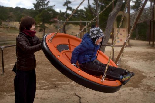 <素材>寒い中公園のブランコで遊ぶ親子” <素材>寒い中公園のブランコで遊ぶ親子” 家族,笑顔,ブランコの写真素材