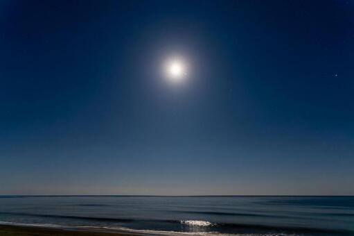 海に沈む月 月,満月,星の写真素材