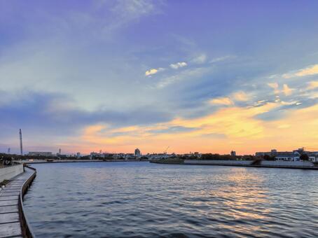 中川越しの夕焼け雲 中川,夕焼け雲,夕日の写真素材