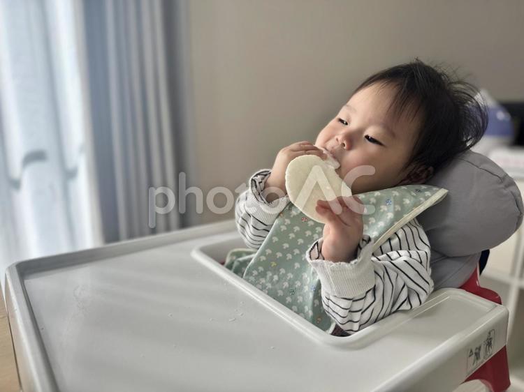 おやつを食べる赤ちゃんのイメージ 赤ちゃん,子供,妊活の写真素材