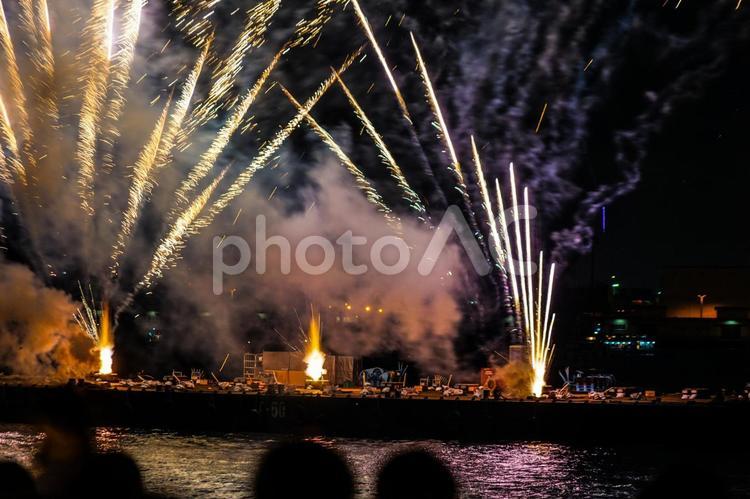横浜みなとみらいの花火（横浜開港祭2019） 花火,横浜開港祭,夏の写真素材