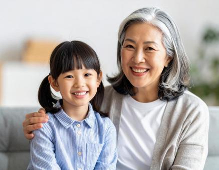 敬老の日　おばあちゃんと孫娘　家族2の写真