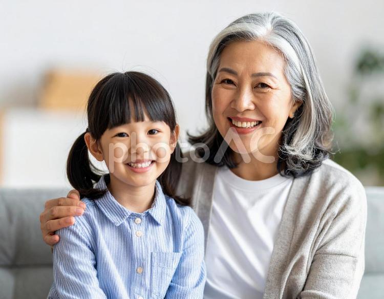 敬老の日　おばあちゃんと孫娘　家族2 敬老の日,おばあちゃん,祖母の写真素材