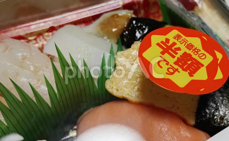 半額値引きシール 値引き,半額,食べ物の写真素材